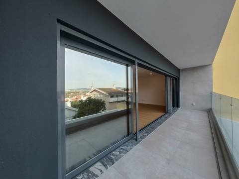 Moradia com piscina, elevador e jardim na Mealhada, Loures.