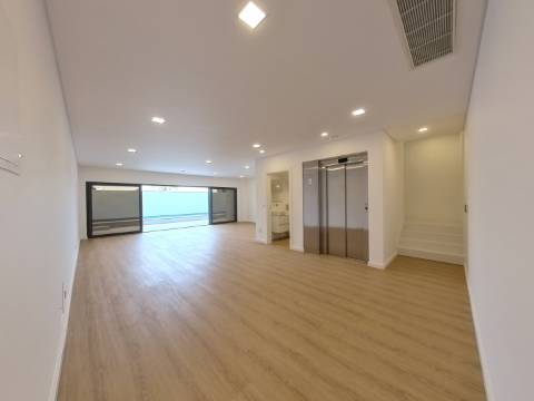 Moradia com piscina, elevador e jardim na Mealhada, Loures.