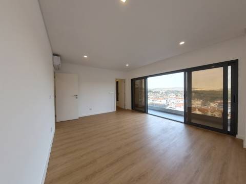 Moradia com piscina, elevador e jardim na Mealhada, Loures.