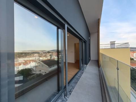 Moradia com piscina, elevador e jardim na Mealhada, Loures.