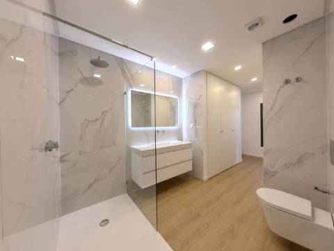 Moradia com piscina, elevador e jardim na Mealhada, Loures.