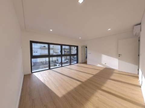 Moradia com piscina, elevador e jardim na Mealhada, Loures.