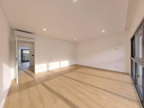 Moradia com piscina, elevador e jardim na Mealhada, Loures.