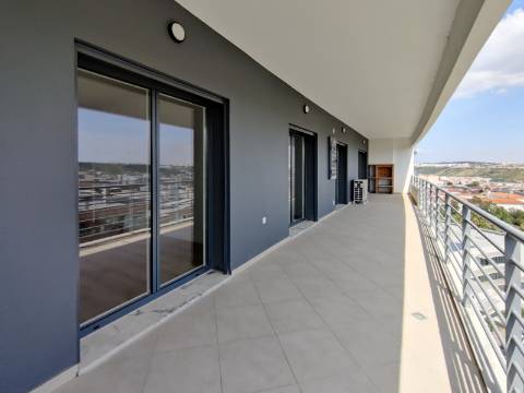 Penthouse T3 Duplex com Terraço e Box | Colinas do Cruzeiro, Odivelas