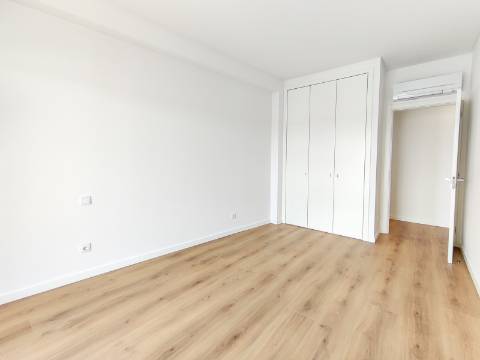 Penthouse T3 Duplex com Terraço e Box | Colinas do Cruzeiro, Odivelas