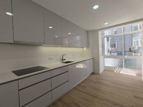 Apartamento T3 Totalmente Remodelado | Luz Natural e Varandas | Reboleira, Amadora