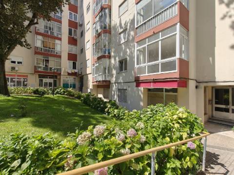 Apartamento T3 Totalmente Remodelado | Luz Natural e Varandas | Reboleira, Amadora