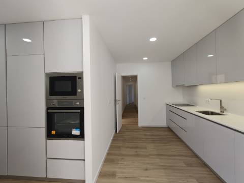 Apartamento T3 Totalmente Remodelado | Luz Natural e Varandas | Reboleira, Amadora