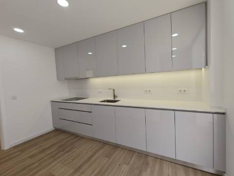 Apartamento T3 Totalmente Remodelado | Luz Natural e Varandas | Reboleira, Amadora