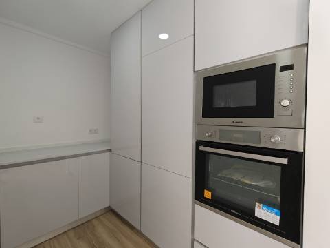 Apartamento T3 Totalmente Remodelado | Luz Natural e Varandas | Reboleira, Amadora