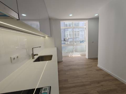 Apartamento T3 Totalmente Remodelado | Luz Natural e Varandas | Reboleira, Amadora