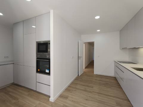 Apartamento T3 Totalmente Remodelado | Luz Natural e Varandas | Reboleira, Amadora
