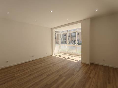 Apartamento T3 Totalmente Remodelado | Luz Natural e Varandas | Reboleira, Amadora