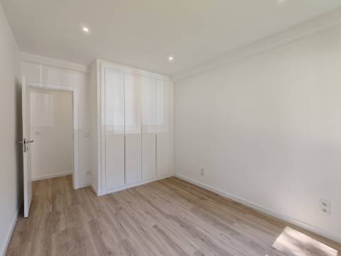 Apartamento T3 Totalmente Remodelado | Luz Natural e Varandas | Reboleira, Amadora
