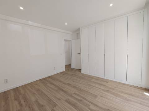 Apartamento T3 Totalmente Remodelado | Luz Natural e Varandas | Reboleira, Amadora
