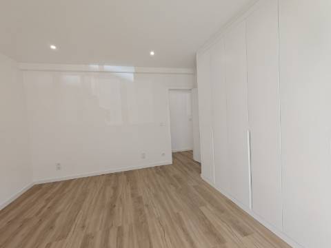 Apartamento T3 Totalmente Remodelado | Luz Natural e Varandas | Reboleira, Amadora