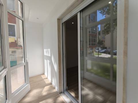 Apartamento T3 Totalmente Remodelado | Luz Natural e Varandas | Reboleira, Amadora