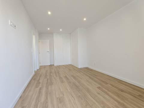 Apartamento T3 Totalmente Remodelado | Luz Natural e Varandas | Reboleira, Amadora