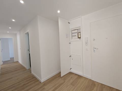 Apartamento T3 Totalmente Remodelado | Luz Natural e Varandas | Reboleira, Amadora