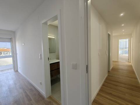 Apartamento T3 Totalmente Remodelado | Luz Natural e Varandas | Reboleira, Amadora