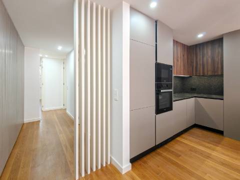 Espaço Comercial Remodelado - 3 Suítes | Casal da Carochia, Ramada (Odivelas)