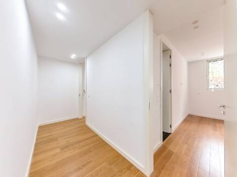 Espaço Comercial Remodelado - 3 Suítes | Casal da Carochia, Ramada (Odivelas)