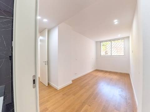 Espaço Comercial Remodelado - 3 Suítes | Casal da Carochia, Ramada (Odivelas)