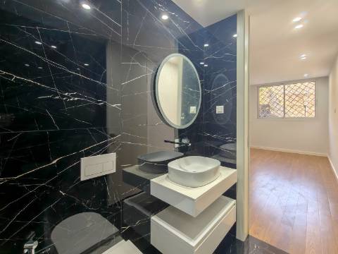 Espaço Comercial Remodelado - 3 Suítes | Casal da Carochia, Ramada (Odivelas)