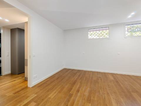 Espaço Comercial Remodelado - 3 Suítes | Casal da Carochia, Ramada (Odivelas)