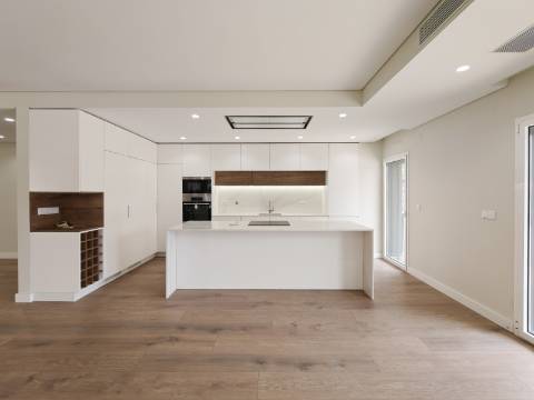 Apartamento T3+1 (T4) com Terraço e Estacionamento para 4 Viaturas | Colinas do Cruzeiro, Odivelas