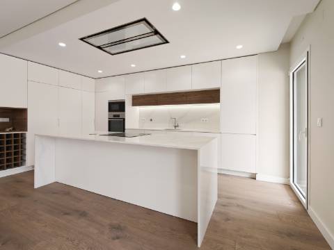 Apartamento T3+1 (T4) com Terraço e Estacionamento para 4 Viaturas | Colinas do Cruzeiro, Odivelas