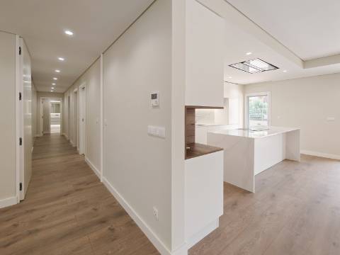 Apartamento T3+1 (T4) com Terraço e Estacionamento para 4 Viaturas | Colinas do Cruzeiro, Odivelas