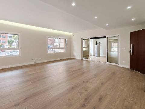 Apartamento T3+1 (T4) com Terraço e Estacionamento para 4 Viaturas | Colinas do Cruzeiro, Odivelas