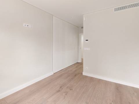 Apartamento T3+1 (T4) com Terraço e Estacionamento para 4 Viaturas | Colinas do Cruzeiro, Odivelas