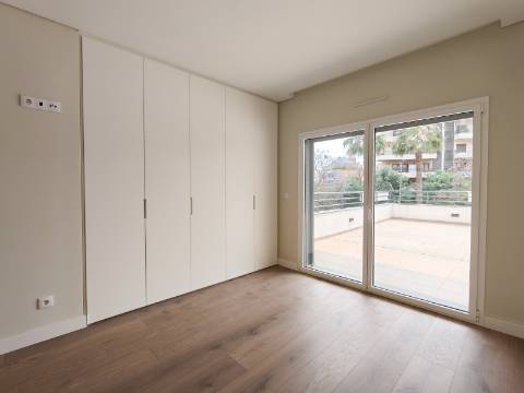 Apartamento T3+1 (T4) com Terraço e Estacionamento para 4 Viaturas | Colinas do Cruzeiro, Odivelas