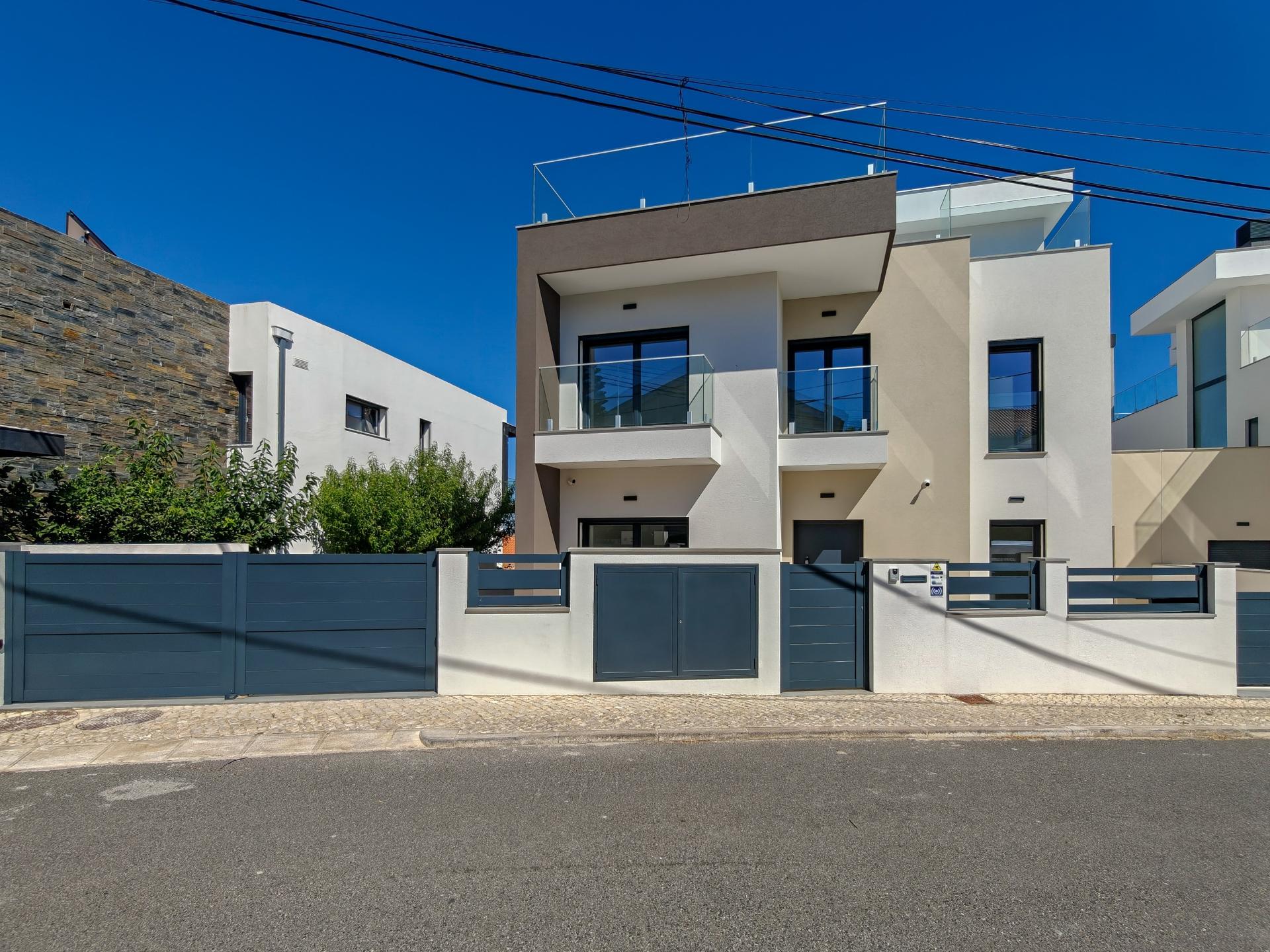 Moradia Contemporânea T6 com Vista Desafogada sobre Lisboa - Famões, Odivelas