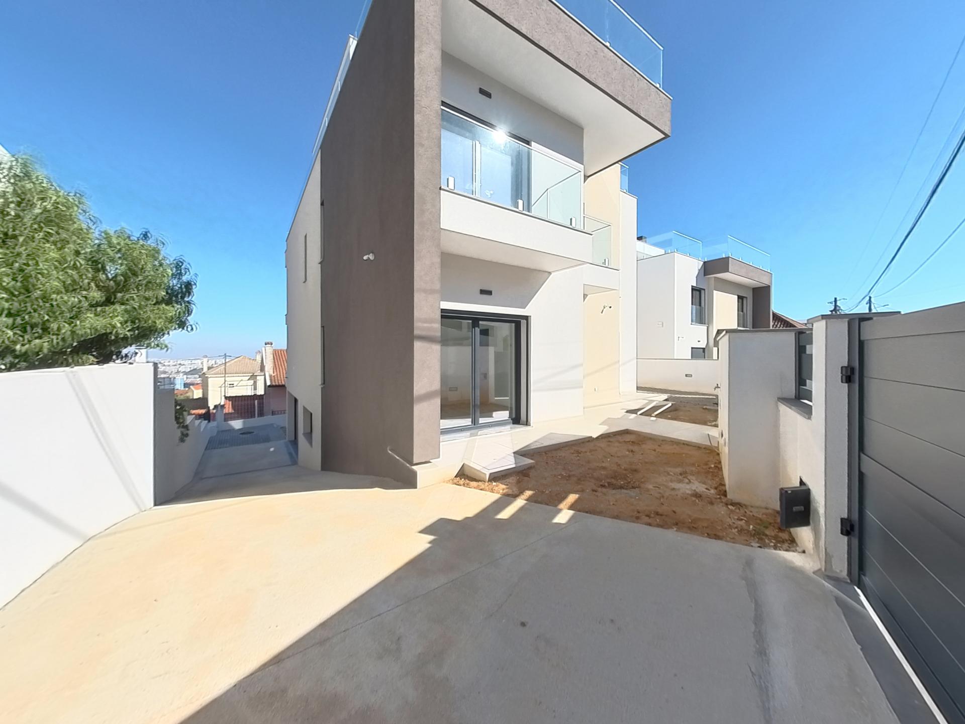 Moradia Contemporânea T6 com Vista Desafogada sobre Lisboa - Famões, Odivelas
