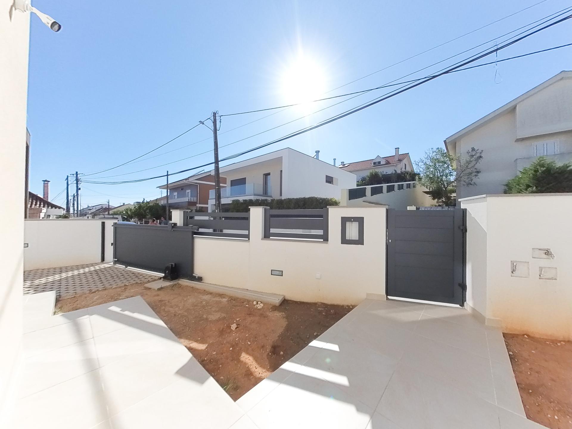 Moradia Contemporânea T6 com Vista Desafogada sobre Lisboa - Famões, Odivelas