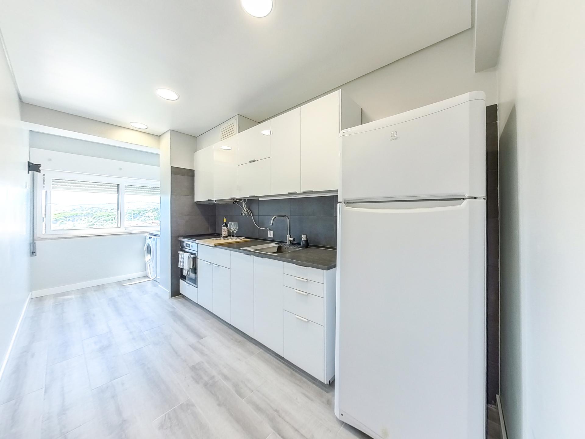 Apartamento T2 Remodelado para Arrendamento - Avenida das Descobertas