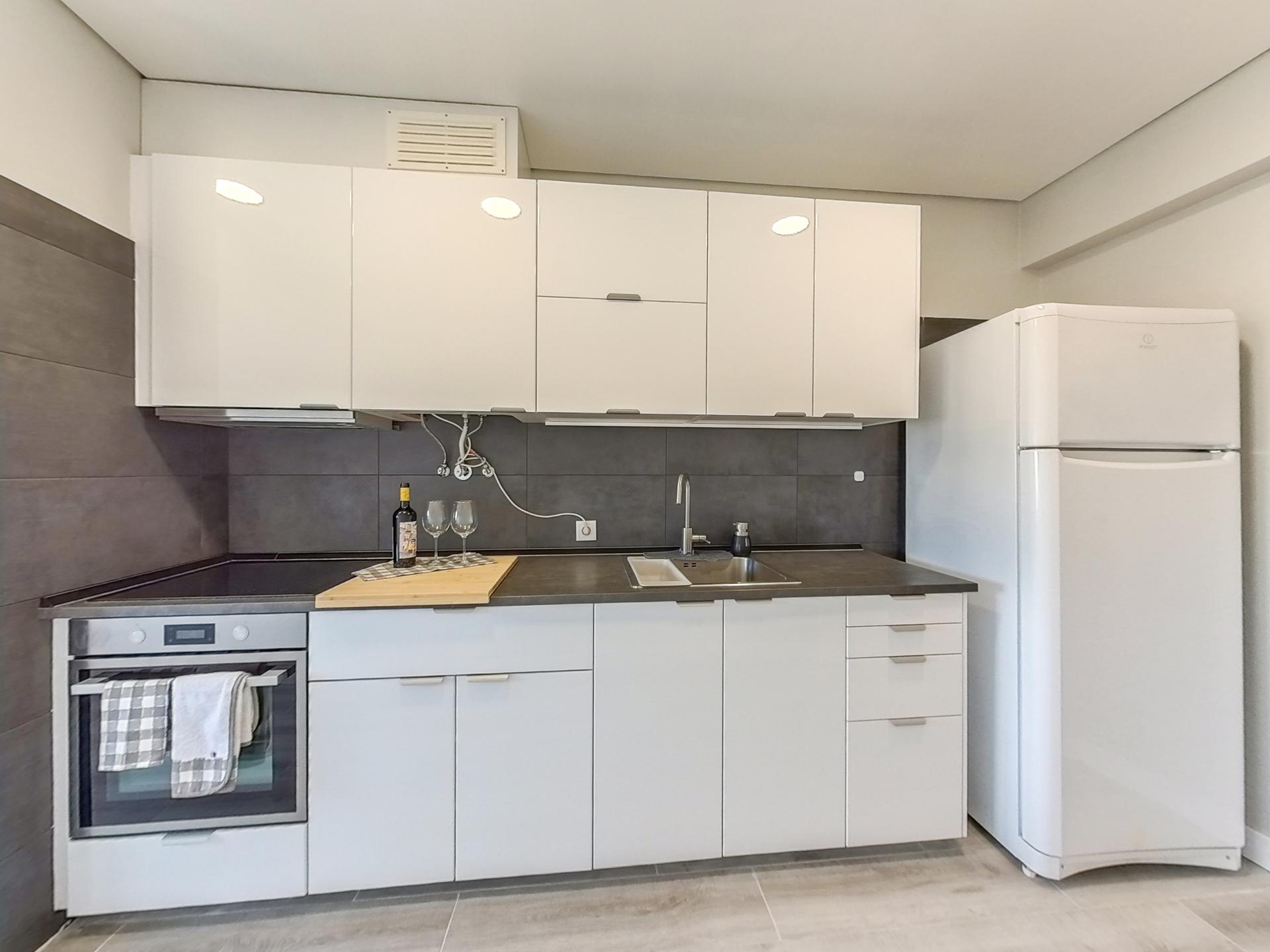 Apartamento T2 Remodelado para Arrendamento - Avenida das Descobertas
