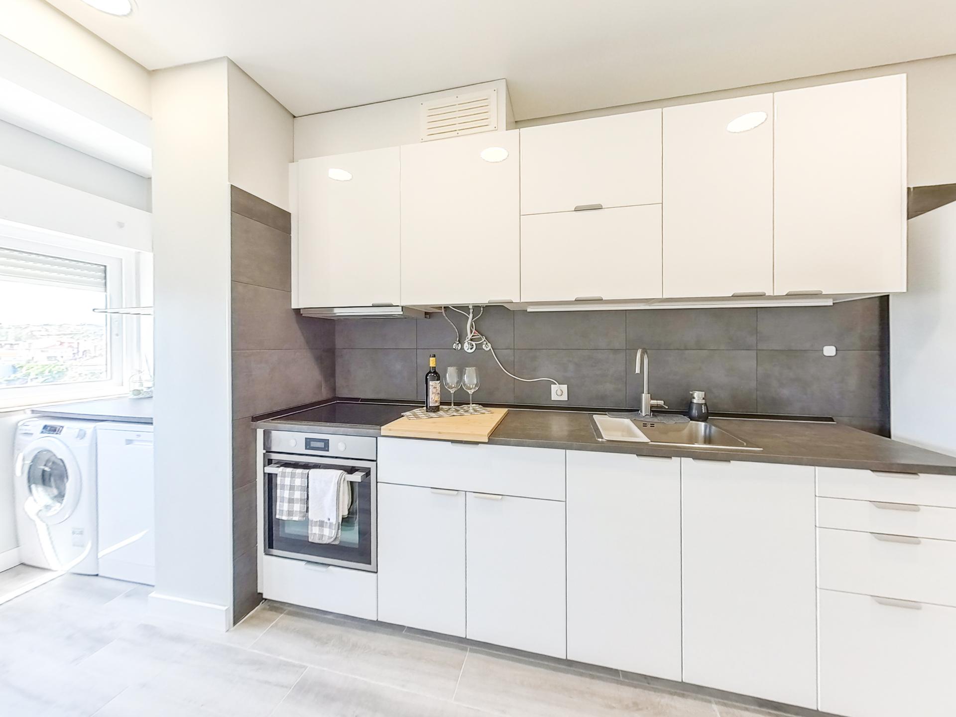 Apartamento T2 Remodelado para Arrendamento - Avenida das Descobertas