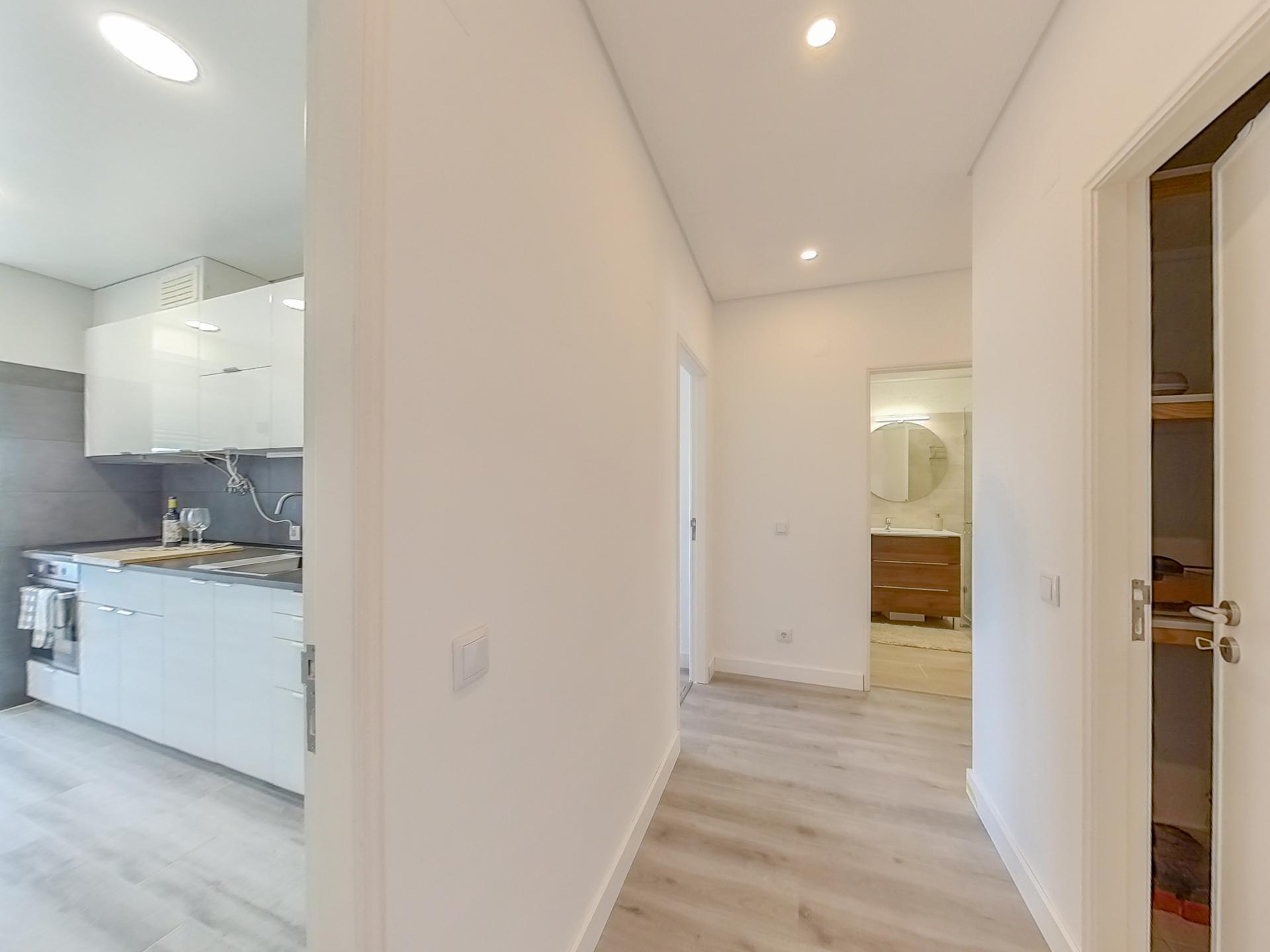 Apartamento T2 Remodelado para Arrendamento - Avenida das Descobertas