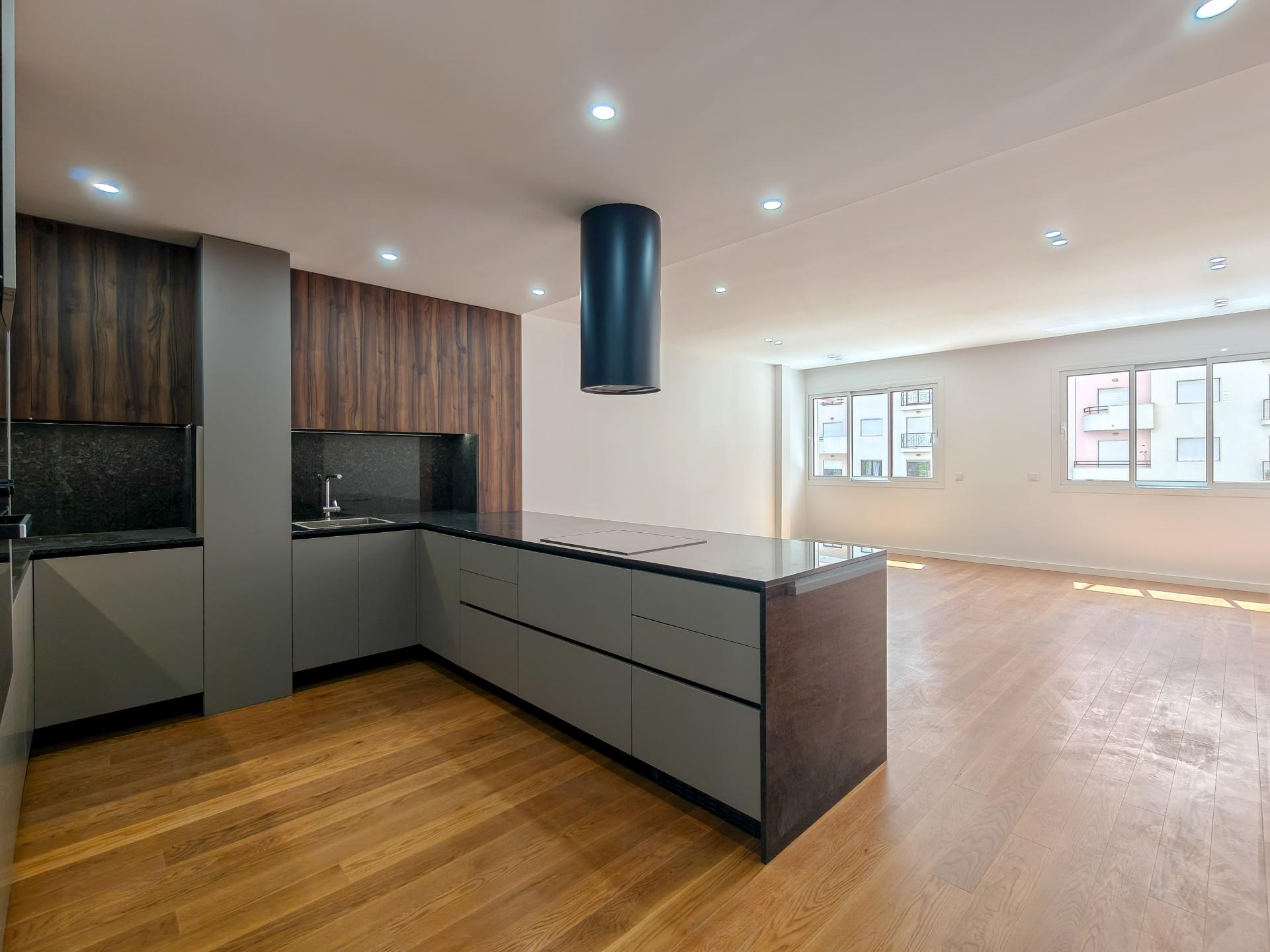 Apartamento T3 (Espaço Comercial Adaptado com 3 Suítes) | 140m² | Ramada, Odivelas