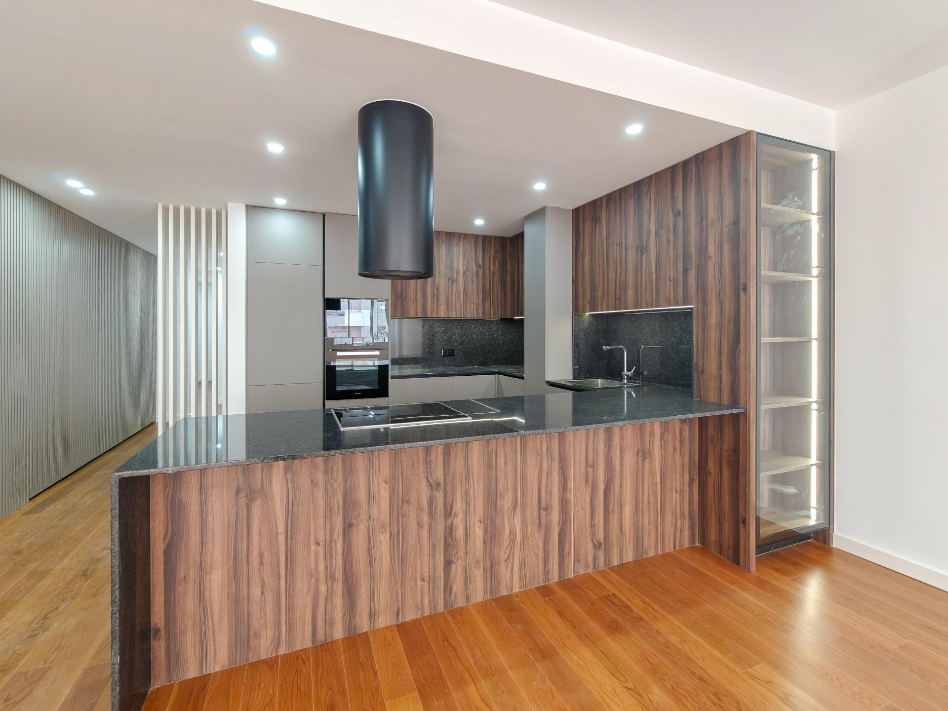 Apartamento T3 (Espaço Comercial Adaptado com 3 Suítes) | 140m² | Ramada, Odivelas