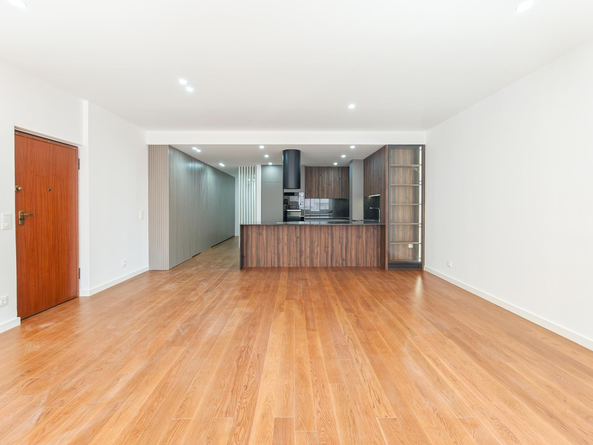 Apartamento T3 (Espaço Comercial Adaptado com 3 Suítes) | 140m² | Ramada, Odivelas