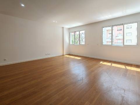 Imóvel Remodelado - 3 Suítes | Casal da Carochia, Ramada (Odivelas)