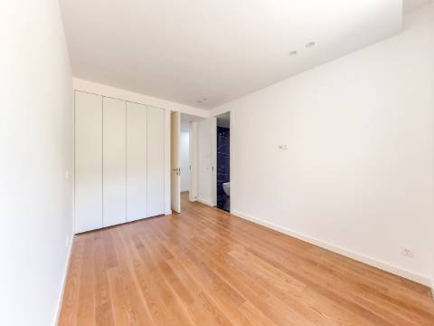 Imóvel Remodelado - 3 Suítes | Casal da Carochia, Ramada (Odivelas)