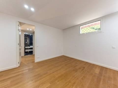 Imóvel Remodelado - 3 Suítes | Casal da Carochia, Ramada (Odivelas)