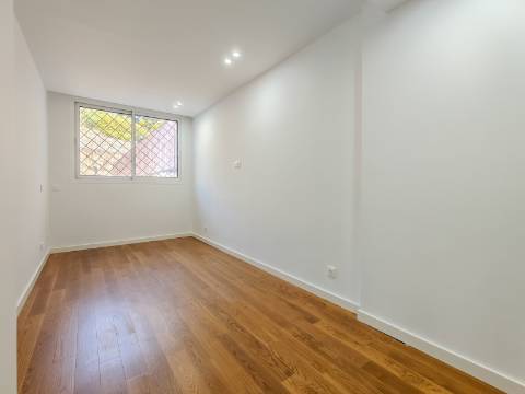 Imóvel Remodelado - 3 Suítes | Casal da Carochia, Ramada (Odivelas)