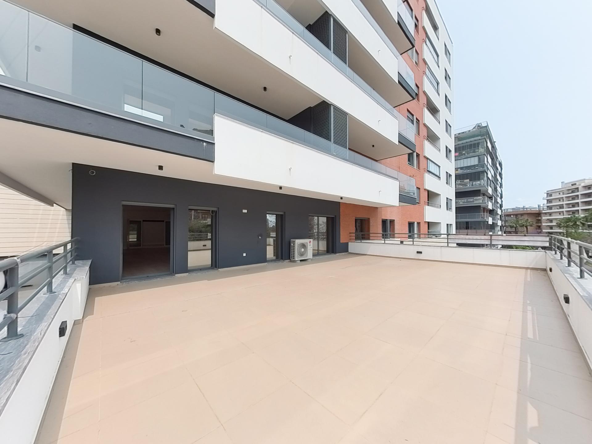 Apartamento T3+1 nas Colinas do Cruzeiro com terraço, estacionamento para 4 Viaturas e Arrecadação